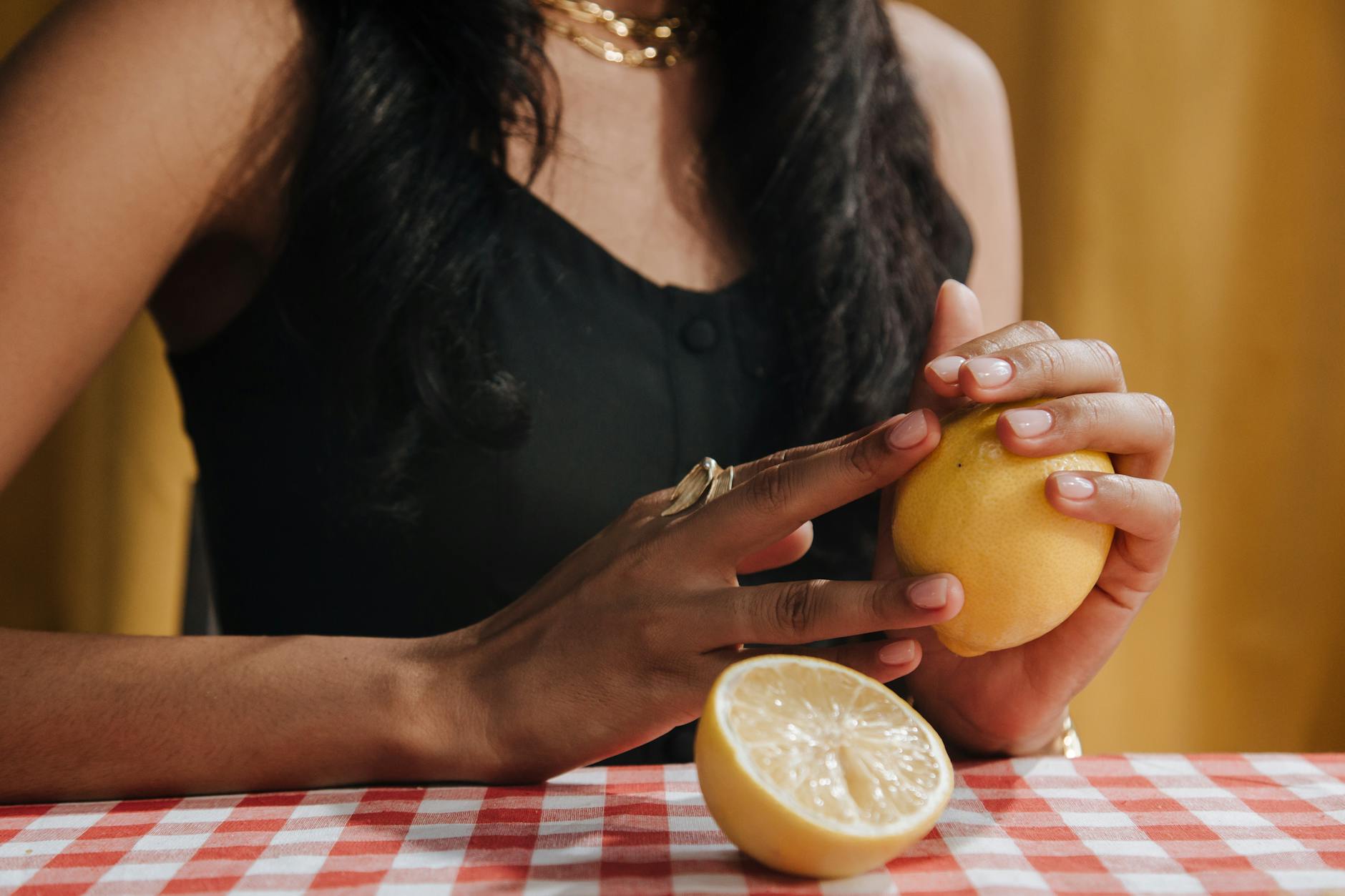 Ein junges Paar steht zusammen drinnen und hält einen blauen Lem Vibrator in den Händen, was moderne Intimität symbolisiert.