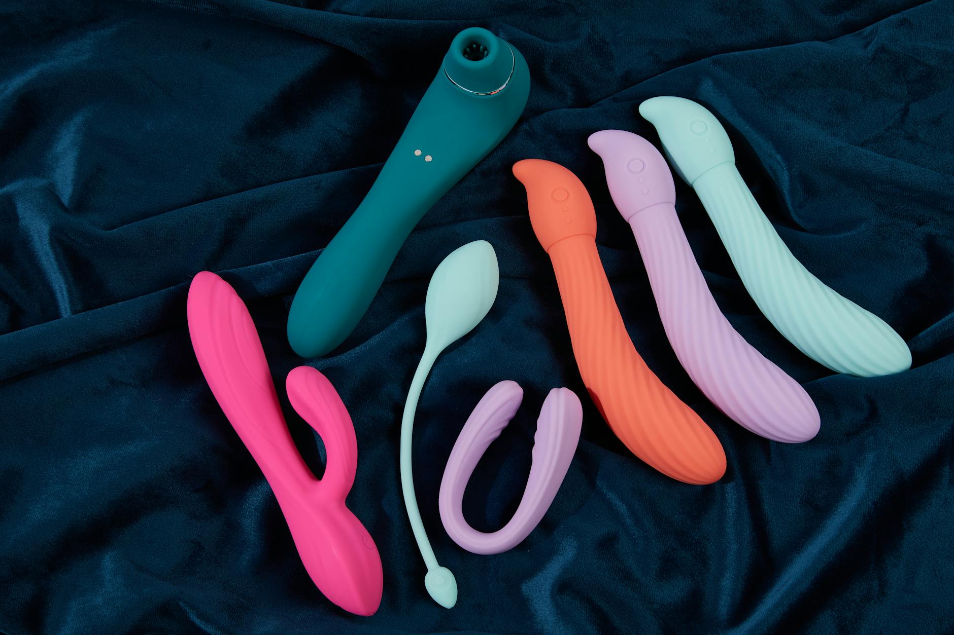 Gelber Silikonvibrator mit frischen Zitronenscheiben auf leuchtendem gelbem Hintergrund